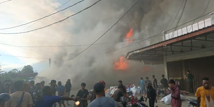 Pj Bupati Triwarno Didampingi Sejumlah Pimpinan OPD Turun Langsung Melihat Warga Terdampak Kebakaran di Pasar Baru Sentani