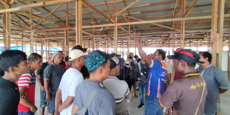 Protes Pembagian Los Secara Lotre, Kadis Perindag Turun Langsung Temui Pedangan Eks Kebakaran Pasar Phara Sentani