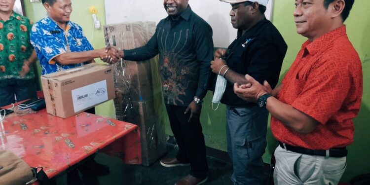 Dinkes Pemprov Papua Serahkan Bantuan Mesin Fogging Kepada Dinkes Kabupaten Biak Numfor