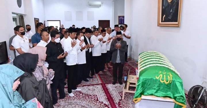 Presiden Jokowi Takziah ke Rumah Duka Almarhumah Koesni Harningsih