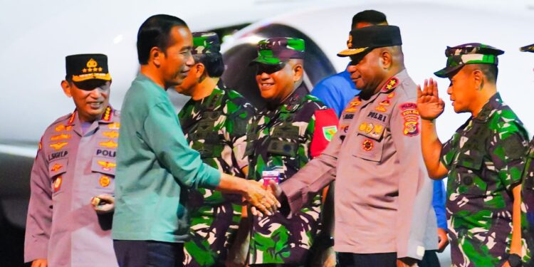 Kapolda Papua Menyambut Hangat Kunjungan Kerja Presiden Jokowi Beserta Rombongan