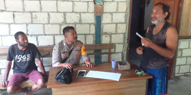 Jaga Kamtibmas, Bhabinkamtibmas Polsek Demta kunjungi Masyarakatnya