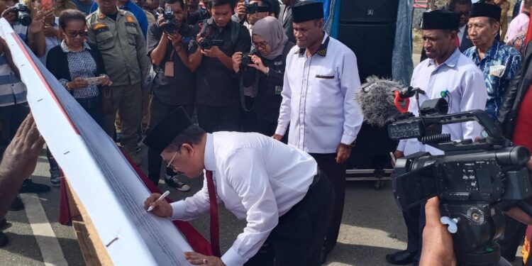 Wakil Menteri Agama RI, Resmikan Tugu Segi Tiga Emas Harmoni Award Jayapura