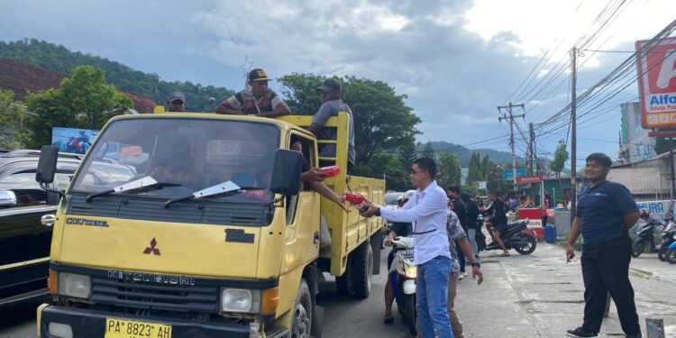 Gerakan Amal, Sejumlah Organisasi Kolaborasi Bagi-Bagi Takjil Jelang Berbuka Puasa