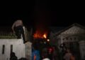 Kebakaran di Doyo Baru, Personil Polres Jayapura Sigap Datangi Lokasi Bersama warga Memadamkan Kobaran Api