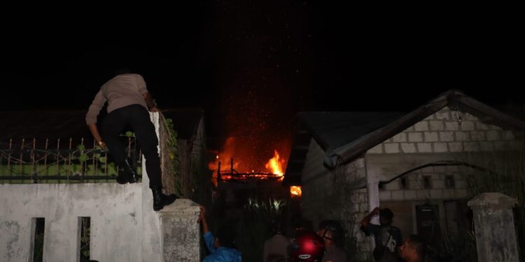 Kebakaran di Doyo Baru, Personil Polres Jayapura Sigap Datangi Lokasi Bersama warga Memadamkan Kobaran Api