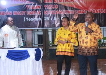 Keluarga drg. Aloysius Giyai/Uyo dan Yohanes Douw Gelar Ibadah, Syukuri Hari Paskah Kebangkitan Tuhan Yesus Kristus