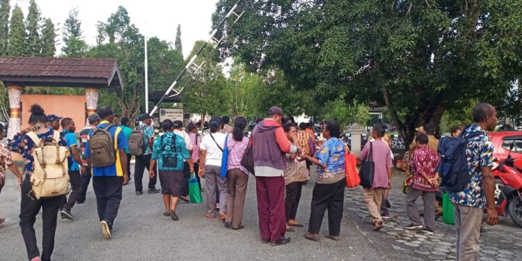 Ratusan Guru Honorer Pemkab Jayapura Tidak Lolos Validasi CPNS Ancam Demo dan Mogok Mengajar