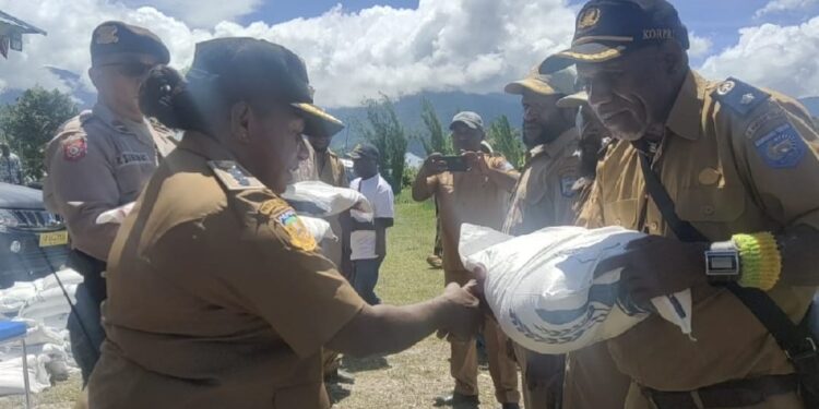 Masyarakat Lima Belas Kampung Terima Bantuan Beras dari Presiden Jokowi