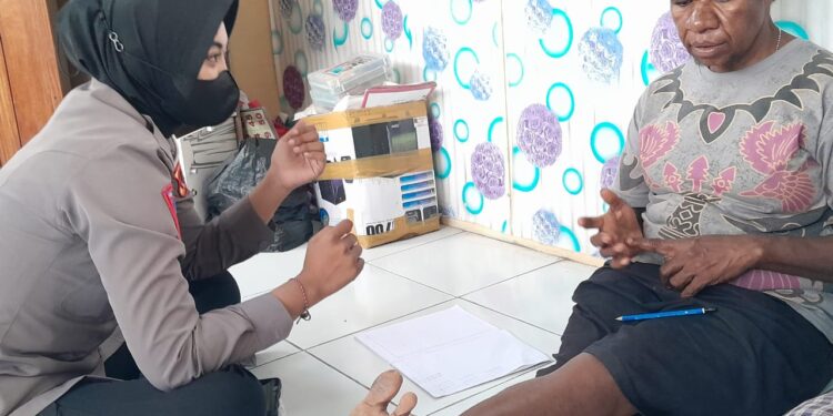 Polwan Polres Jayapura Ajarkan Anak – anak Hingga Mama – mama Baca Tulis