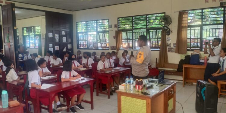 Bhabinkamtibmas di Sentani, Berikan Pemahaman Kenakalan Remaja Sejak Dini