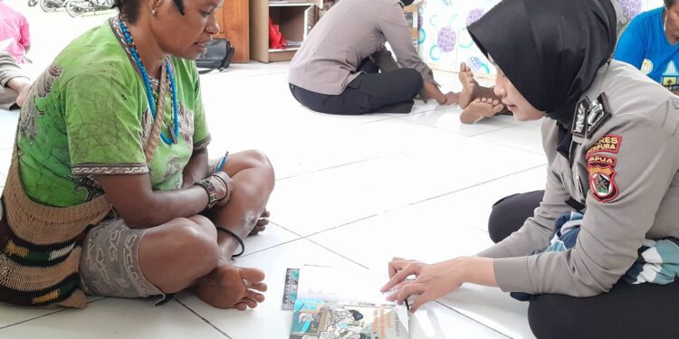 Dengan Ketekunan Srikandi Cycloop Ajarkan Mama – mama Baca Tulis