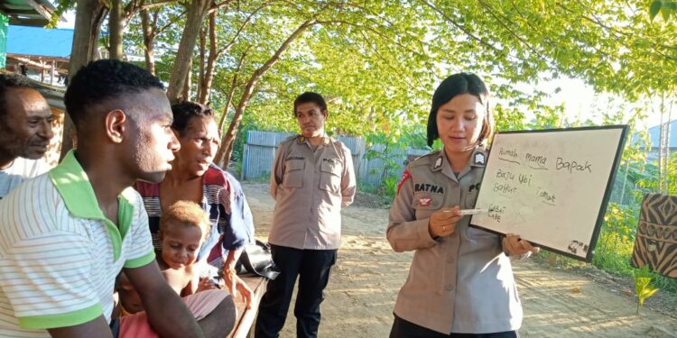 Bhabinkamtibmas Polsek Nimboran Ajarkan Baca Tulis Anak – anak di Kampung