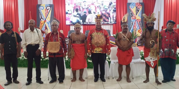 Aryoko Rumaropen Dikukuhkan Sebagai Ketua Lembaga Kainkain Karkara Byak Port Numbay