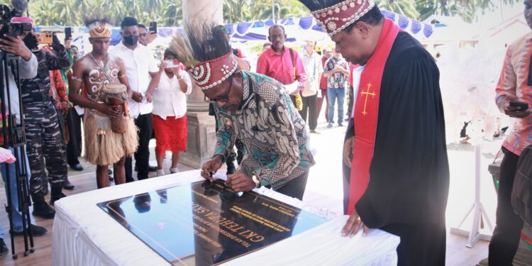 Pejabat Walikota Jayapura, Frans Pekey Resmikan Gedung Gereja GKI Jemaat Tehupa Skouw Sae