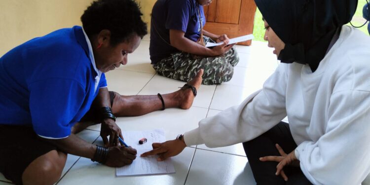 Berantas Buta Aksara, Polwan Polres Jayapura Melaksanakan program Inspiratif Gerakan Baca Tulis