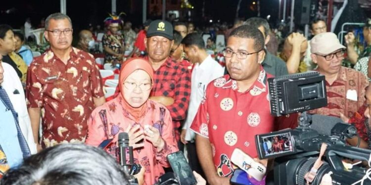 Bupati Biak Numfor, Dampingi Mensos Tri Risma Serahkan 1.000 Bibit Babi