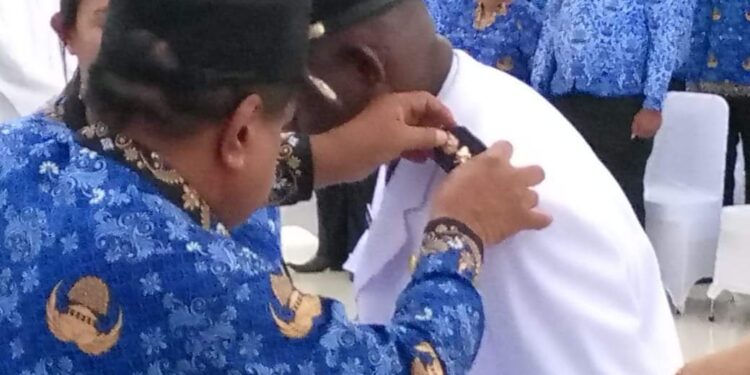 Bupati Supiori, Yan Imbab Lantik 97 Pejabat Eselon II,III dan IV