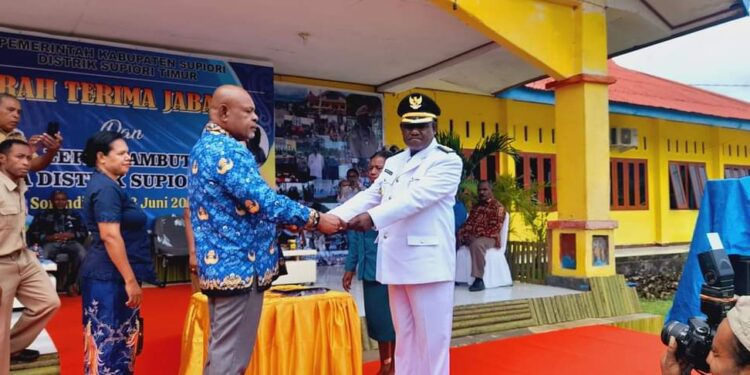 Usai Serah Terima Jabatan, Kepala Distrik Supiori Timur Siap Laksanakan Visi Misi Bupati dan Wakil Bupati Supiori