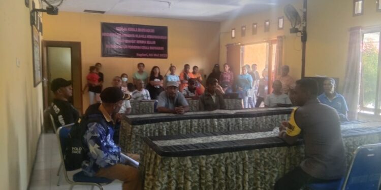 Honor Mantan Aparat Kampung,  Tahun 2022 Tidak Diberikan, Puluhan Warga Polisikan Kades Mapia