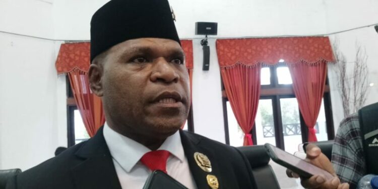Ketua DPRD Jayapura Sebut Ada Kepala Kampung Aktif Daftar Bacaleg dan Masih Cairkan Dana Desa