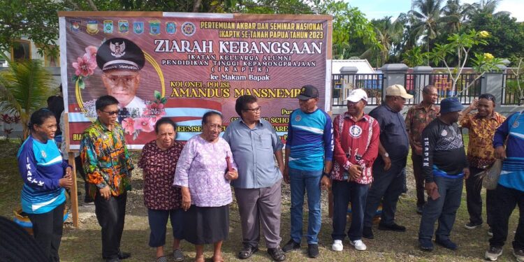 Alumni IKAPTK Melakukan Ziarah Kebangsaan Ke Makam Purna Praja Di Biak Numfor