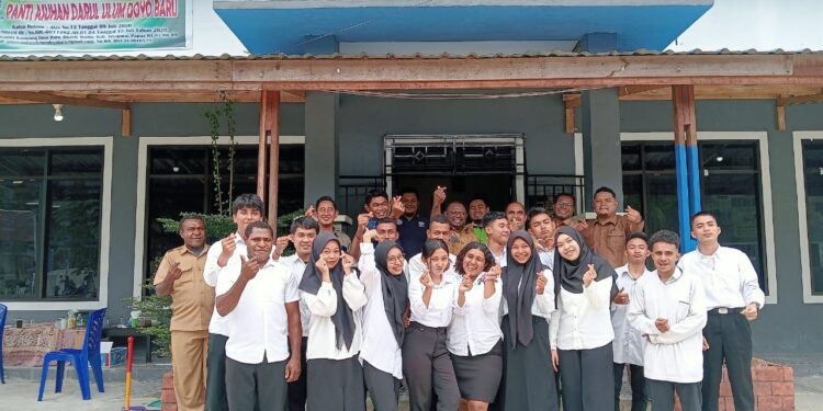 Kunjungi BLKK Doyo Baru, Kadis Kominfo Gustaf Griapon : “langkah yang baik untuk generasi kita”