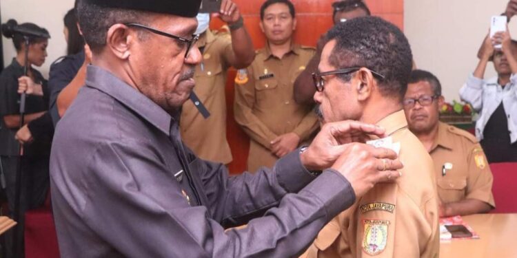 Pj. Wali Kota Jayapura, Dr. Frans Pekey, M. Si Melantik Kepala Kampung Tobati