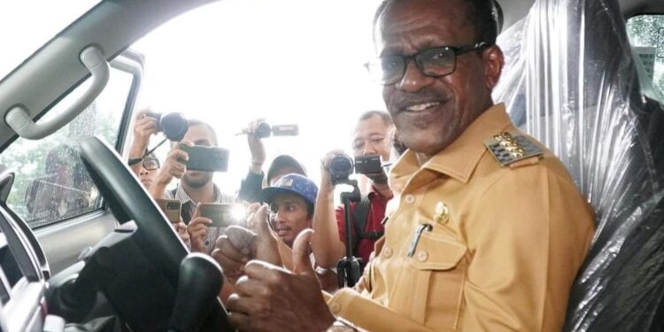 Penjabat Walikota Jayapura, Frans Pekey Serahkan 24 Unit Kendaraan Operasional bagi 20 Dinas