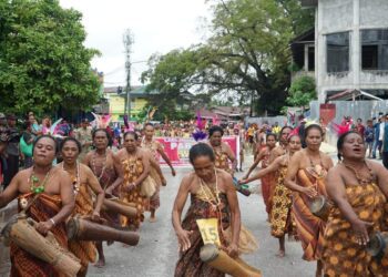 Parade Wor dan Gerak Jalan Wos Byak Berlangsung Meriah, Menuju Site Sail Teluk Cenderawasih