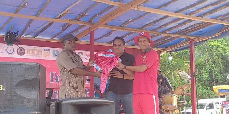 Wabup Serahkan 1 Mini Bus di Pulau Numfor, Usai Membuka Festival Biak Munara Wampasi