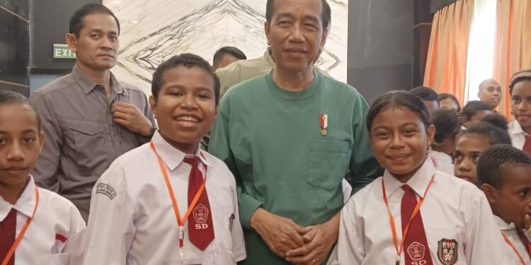 8 Siswa SD Asal Biak Numfor Bertemu Presiden