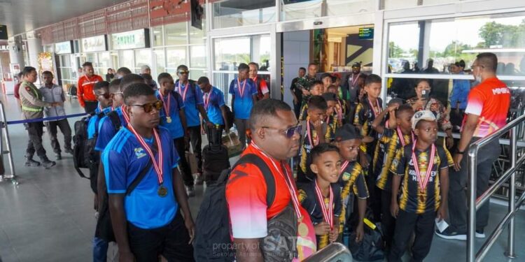 Tiba di Bandara Mozes Kilangin Mimika, Juara I Voly antar Kabupaten Se Provinsi Papua Tengan Dijemput Pemerintah Daerah