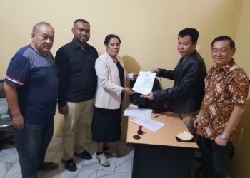 Terima SK, Ketua Relawan Bejo For Ganjar Presiden RI, Provinsi Papua Costantina Patipeme Siap Bekerja Menangkan Ganjar