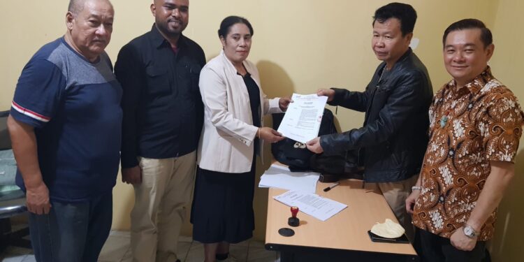 Terima SK, Ketua Relawan Bejo For Ganjar Presiden RI, Provinsi Papua Costantina Patipeme Siap Bekerja Menangkan Ganjar