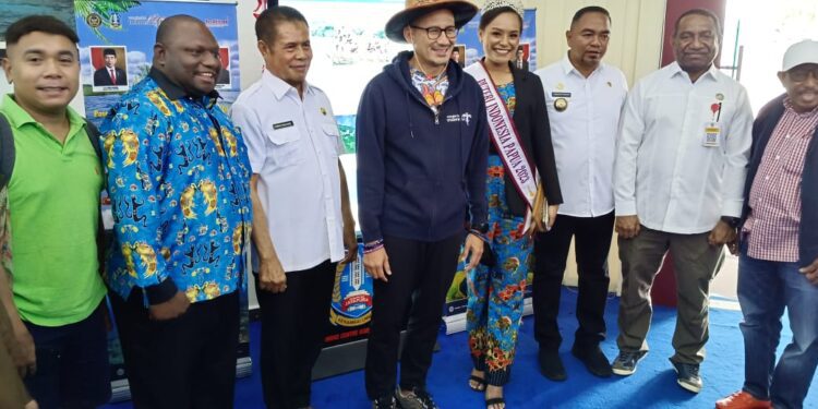 Menparekraf Sandiaga Uno Resmikan Layanan Pusat Informasi Turis di Bandara Sentani