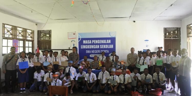 Program Bhabinkamtibmas Distrik Demta Membina Kesadaran Kebangsaan bagi Anak Sekolah