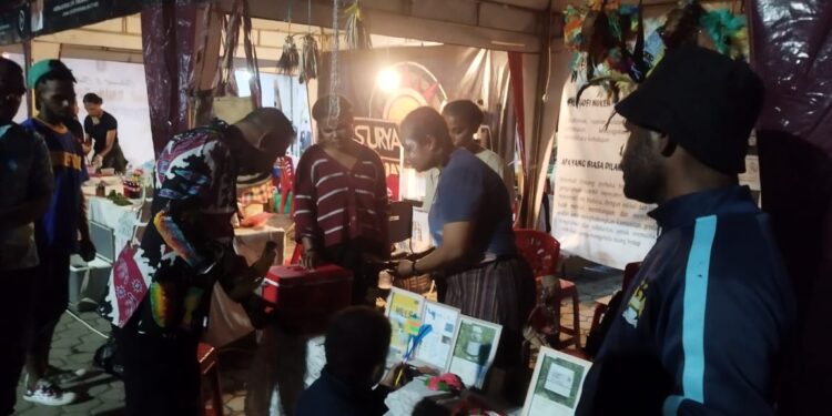 Penjabat Bupati Jayapura Borong Produk UMKM pada FDS XIII
