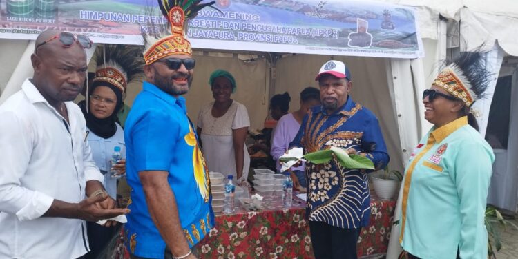 Yunus Wonda Borong Produk UMKM dan Kuliner Festival Danau Sentani XIII 2023