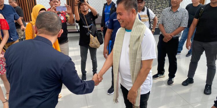 Plh.Gubernur Papua Ridwan Rumasukun Tiba di Semarang beri Suport Bagi Atlet KORPRI Papua