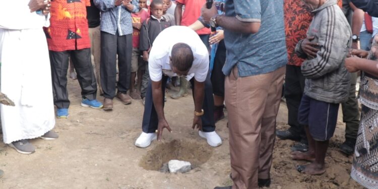 Plt Bupati Mamteng Letakan Batu Pertama Pembanguan Kapela Wunan