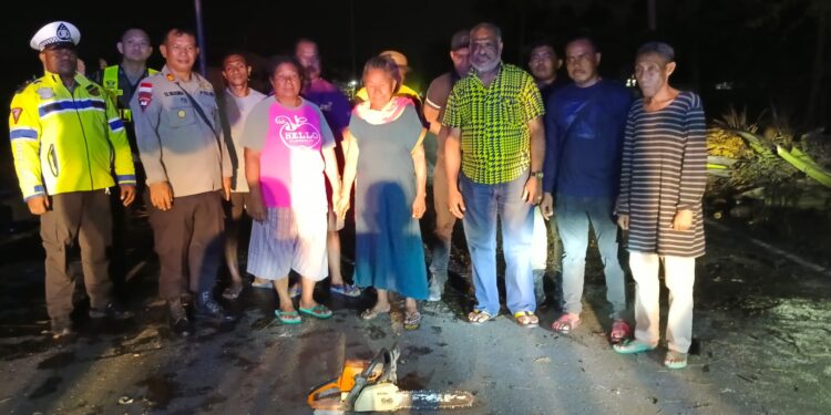 Ketua DPRD Kota Jayapura Buka Palang Jalan Holtekamp