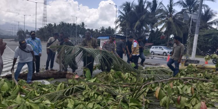 Pemalangan Jalan Holtekamp Km 7 Akhirnya dibuka