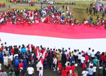 Peringati HUT RI ke 78, Masyarakat Puncak Jaya Bentangkan Bendera Merah Putih Raksasa