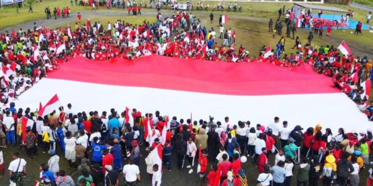 Peringati HUT RI ke 78, Masyarakat Puncak Jaya Bentangkan Bendera Merah Putih Raksasa