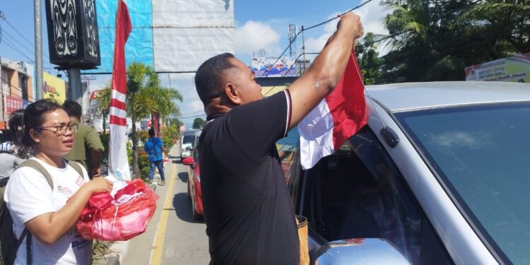 Penjabat Bupati Jayapura Rangkul Komunitas Jurnalis, Bagikan Ratusan Bendera Merah Putih