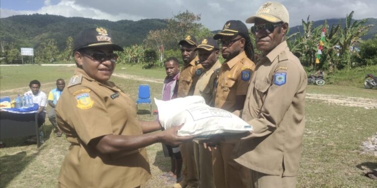 Distrik Kobakma Salurkan 59 Ton Lebih Beras Bantuan