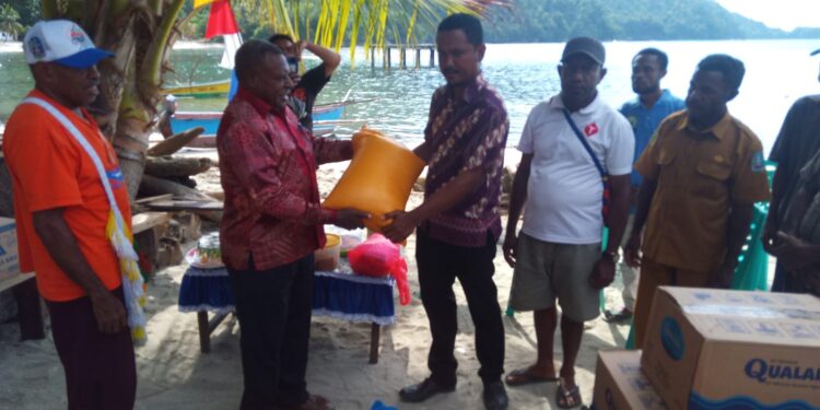 Mesak Manibor Memberikan Bantuan, Menopang Kegiatan Kerohanian Pemuda Jemaat GKI Sion Meukisi Klasis Tanah Merah Barat