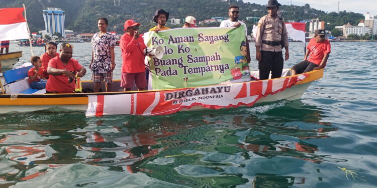 Kampung Tahima Soroma Kayu Pulau, Gelar Pawai 17 Agustus Gunakan Perahu Dihiasi Ratusan Bendera Merah Putih