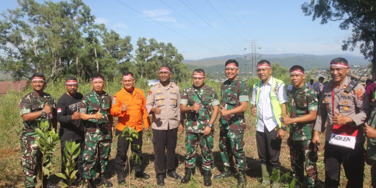 Polres Jayapura Tanam 1000 Bibit Pohon di Kawasan Cagar Alam Sycloop